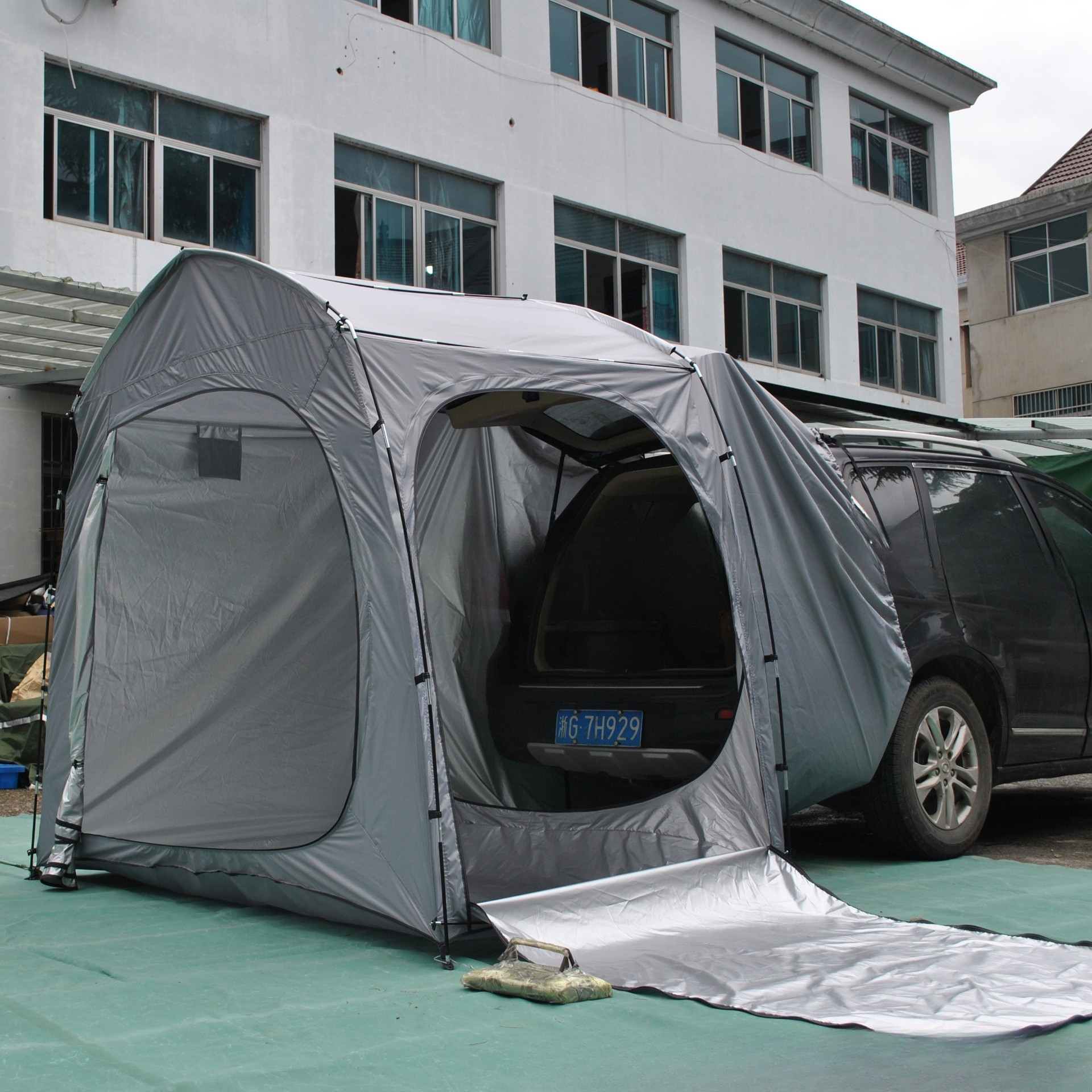 Easy to store full-model rear  - огляд і ціна Emergency Mylar Tent
